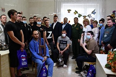 В госпиталь доставили фрукты